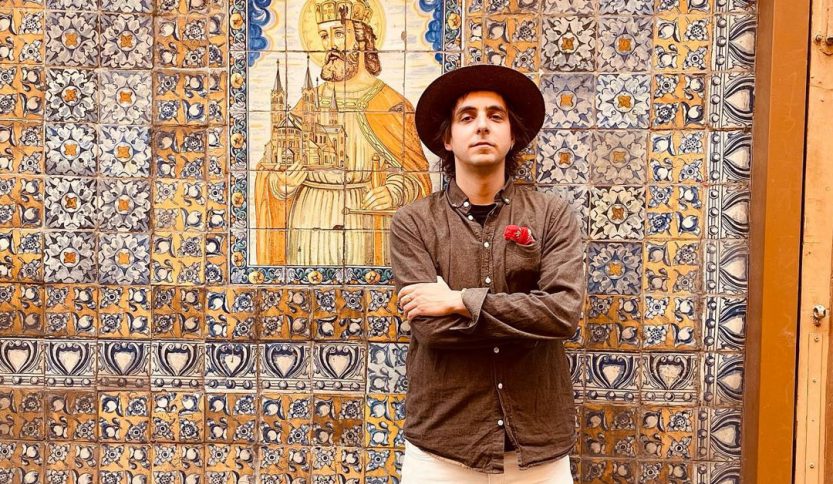 Edoardo Florio Di Grazia davanti a un mosaico