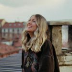 Giulia Mei su un tetto di un palazzo