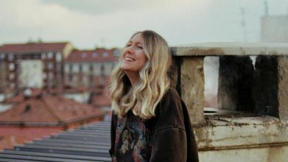 Giulia Mei su un tetto di un palazzo