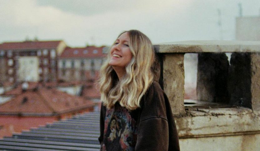 Giulia Mei su un tetto di un palazzo