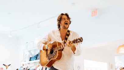 Grifoni mentre suona con muro bianco