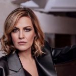 Irene Grandi appoggiata a una colonna di pietra