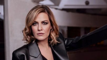 Irene Grandi appoggiata a una colonna di pietra