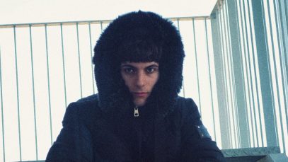 L¥UK su una scalinata