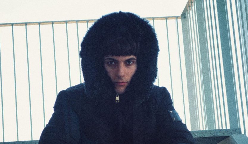 L¥UK su una scalinata