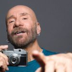 Mario Venuti con una macchina fotografica