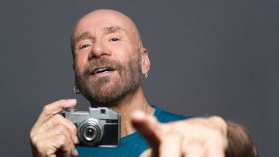Mario Venuti con una macchina fotografica
