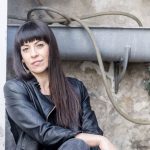 Nadia Scherani appoggiata a un muro