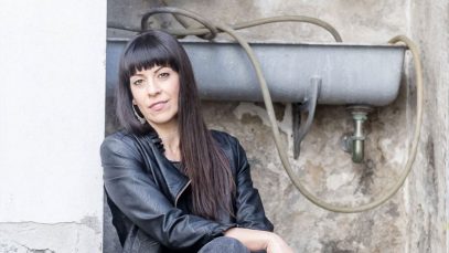 Nadia Scherani appoggiata a un muro