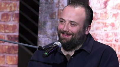 Raphael Gualazzi canta al pianoforte