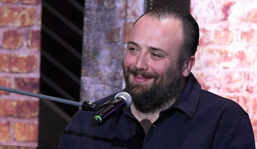 Raphael Gualazzi canta al pianoforte