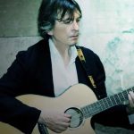 Gianni Togni con una chitarra