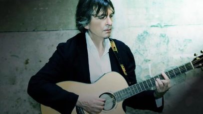 Gianni Togni con una chitarra