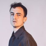 Folcast con sfondo grigio