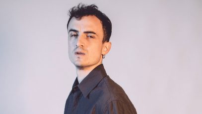 Folcast con sfondo grigio