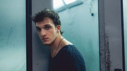 Ilan appoggiato a un vetro