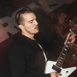 Itto in concerto con uno strumento musicale