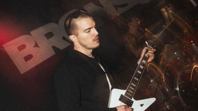 Itto in concerto con uno strumento musicale