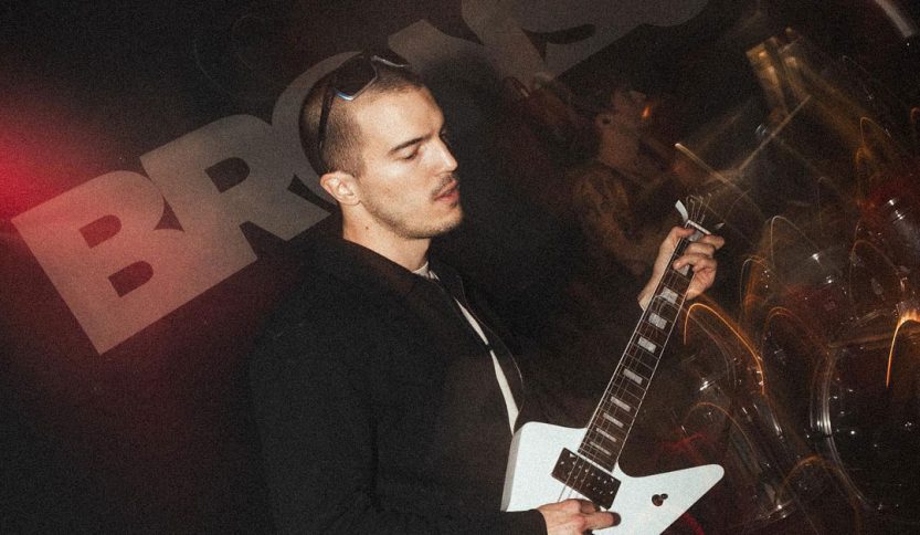 Itto in concerto con uno strumento musicale