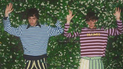 Leonardo Zaccaria e Edonico davanti a una siepe