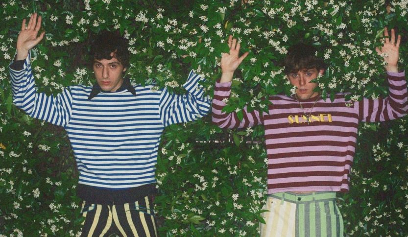 Leonardo Zaccaria e Edonico davanti a una siepe