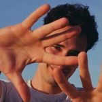 Mediterraneo che maschera il volto con le mani