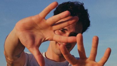 Mediterraneo che maschera il volto con le mani