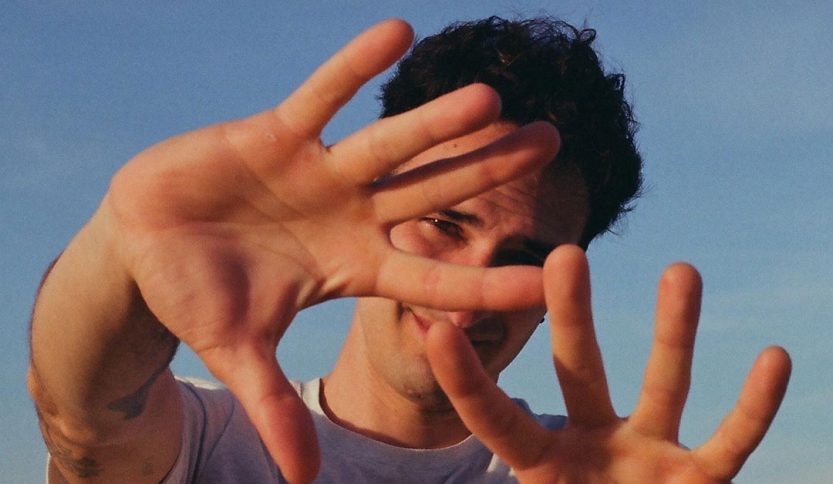 Mediterraneo che maschera il volto con le mani