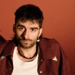 Michelangelo Vood su sfondo rosso