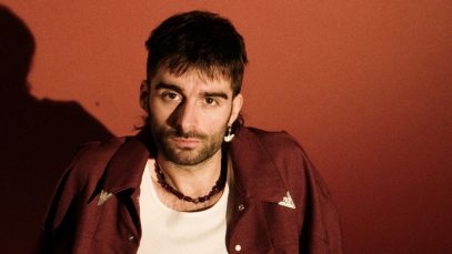 Michelangelo Vood su sfondo rosso