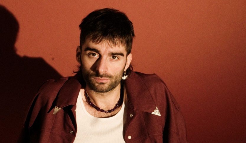 Michelangelo Vood su sfondo rosso