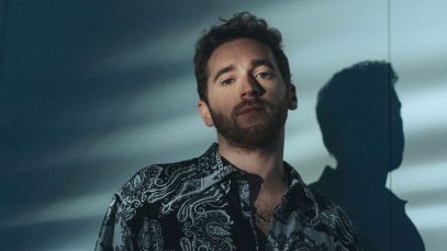 Nathan Trent con sfondo azzurro