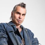 Piero Pelù con sfondo grigio