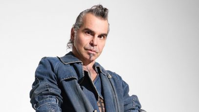 Piero Pelù con sfondo grigio