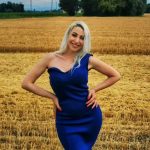 Romina Falconi in un campo di grano