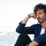 Samuel Peron appoggiato a una parete