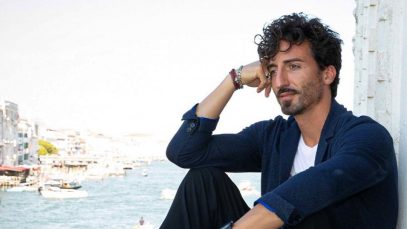 Samuel Peron appoggiato a una parete