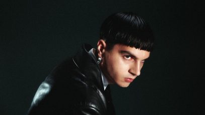 Sethu con sfondo scuro