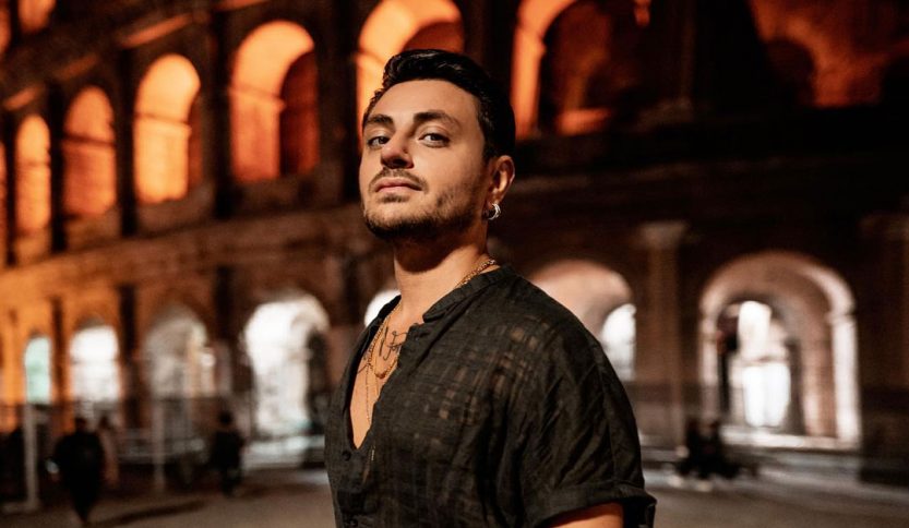 Virginio davanti al Colosseo