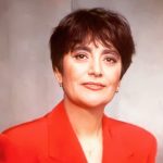 Mia Martini con un muro marrone