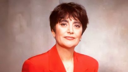 Mia Martini con un muro marrone