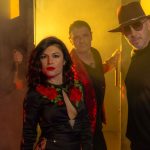 Bloom e Giusy Ferreri davanti a una porta