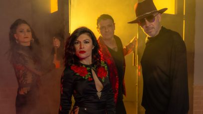 Bloom e Giusy Ferreri davanti a una porta