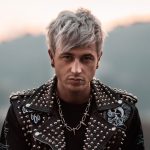 Davide Locatelli con sfondo sfumato e giacca con borchie