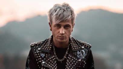 Davide Locatelli con sfondo sfumato e giacca con borchie