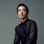 Diodato con sfondo grigio