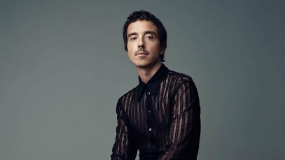 Diodato con sfondo grigio