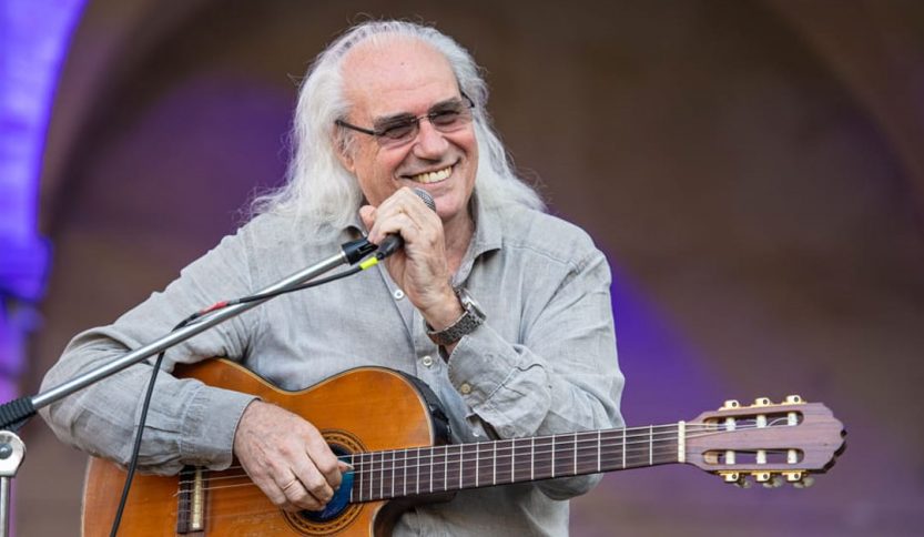 Franco Mussida in concerto con chitarra