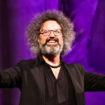 Simone Cristicchi durante un concerto