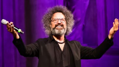 Simone Cristicchi durante un concerto